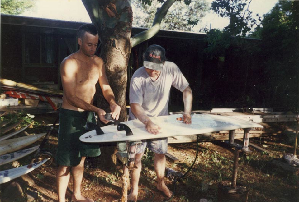 Thomson’s father, Mark, outside Daniel’s childhood home, finish-sanding a board with Tom Curren that he went on to ride in the film 5’5” x 19 ¼”. More recently, Curren has been riding the next generation of Thomson designs. Photo: Tomo Surfboards